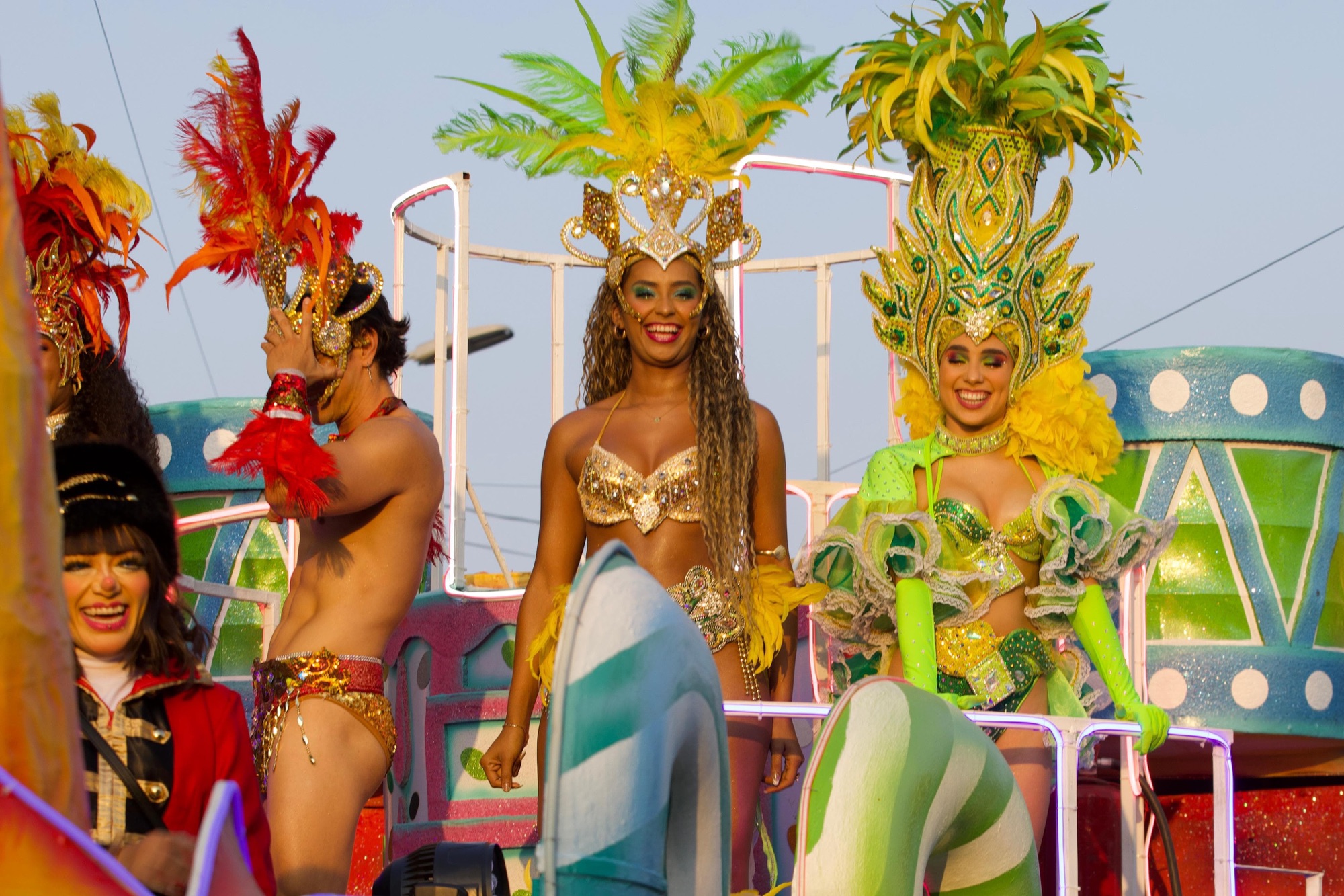 Comparsas y Corte Real del Carnaval de Veracruz 2026 desfilando por las calles de Río Medio durante Carnavalito