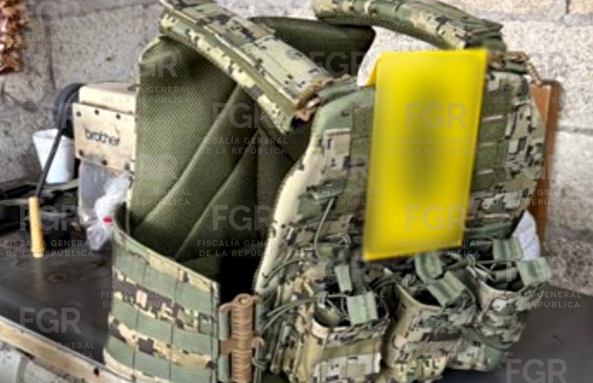 Operativo de la FGR asegura taller clandestino de falsificación de uniformes militares en Veracruz