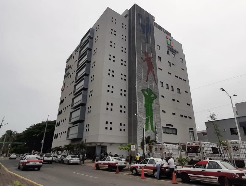 Madres de familia protestan en Torre Pediátrica de Veracruz por falta de insumos médicos y muerte de niño