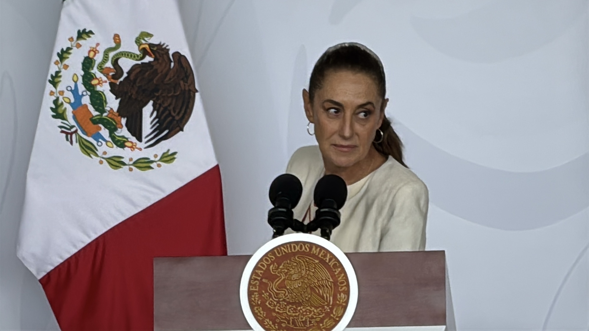 Presidenta Claudia Sheinbaum anuncia inversión de 6,900 millones para carreteras de Veracruz desde Base Aeronaval