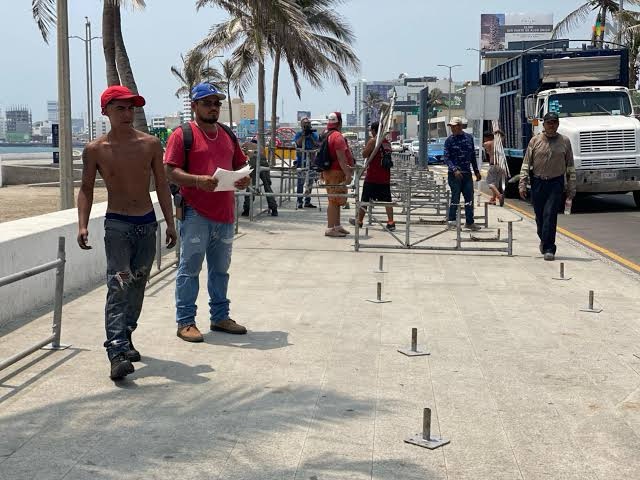 Inicio de la instalación de gradas en el bulevar Manuel Ávila Camacho para el Carnaval de Veracruz 2026.